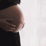 Létání v těhotenství – jaká jsou rizika?